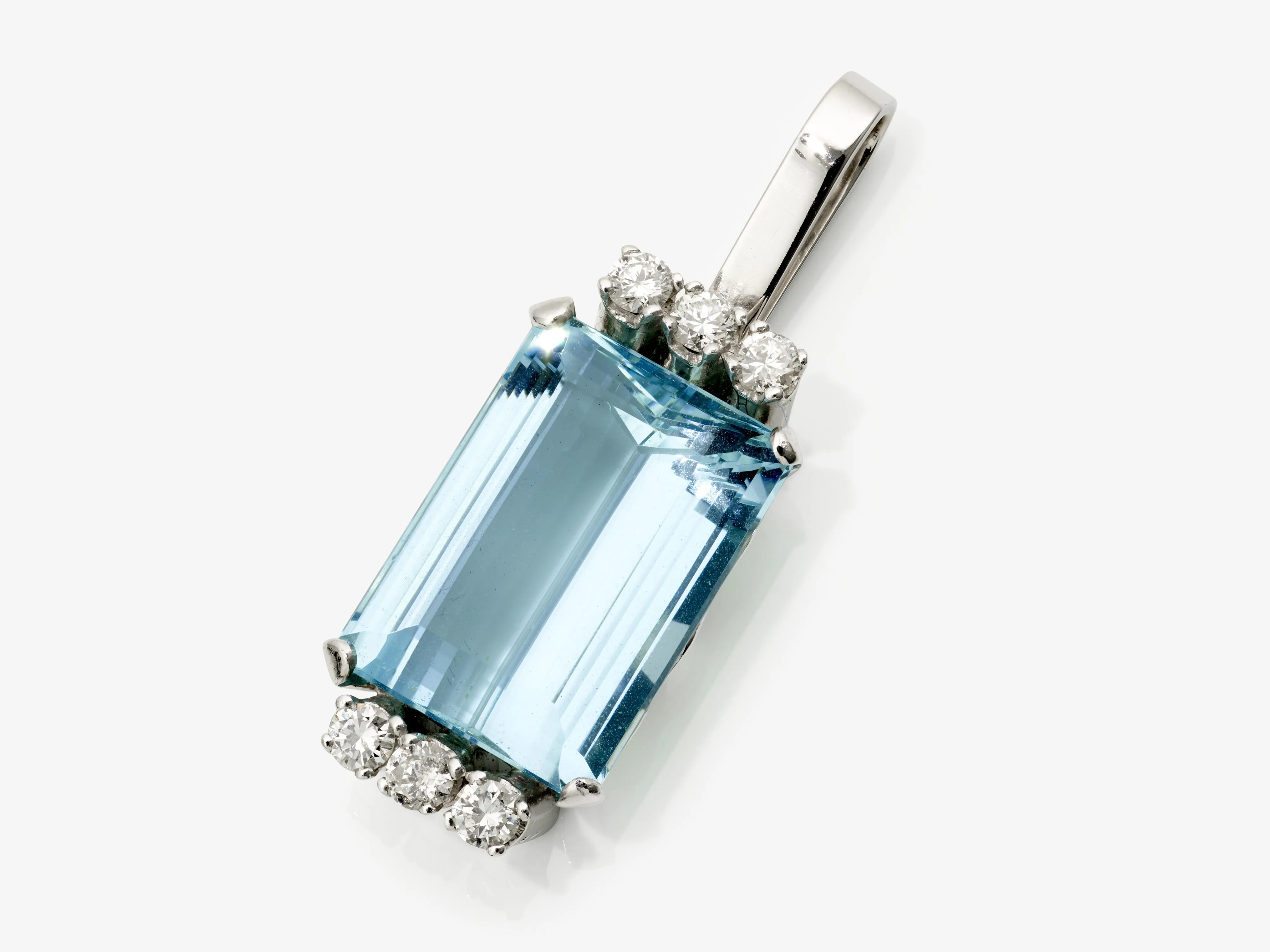 A pendant decorated with an azure aquamarine and brilliant cut diamonds ...