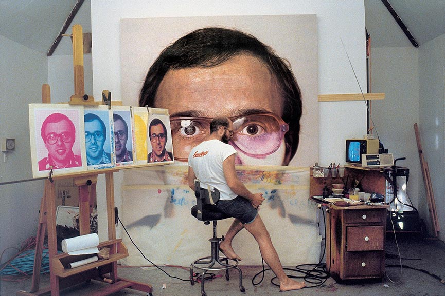 Chuck-Close---Artist-working-in-his-Studio-with-an-Airbrushing-technique.-Image-via-chuckclose.com