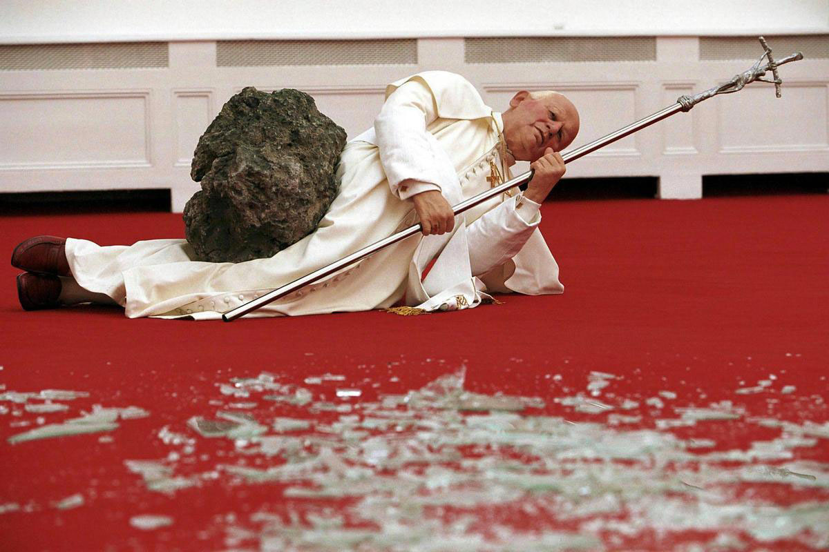 9 й час. Маурицио Каттелан папа Римский. Маурицио Каттелан девятый час 1999. Мауриццо каттеланпапа и метеорит. Маурицио Каттелан la Nona ora.