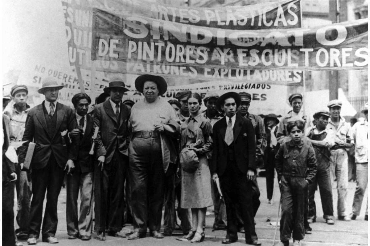 Tina Modotti - Frida Kahlo e Diego Rivera alla manifestazione del primo maggio, Messico D.F., 1928