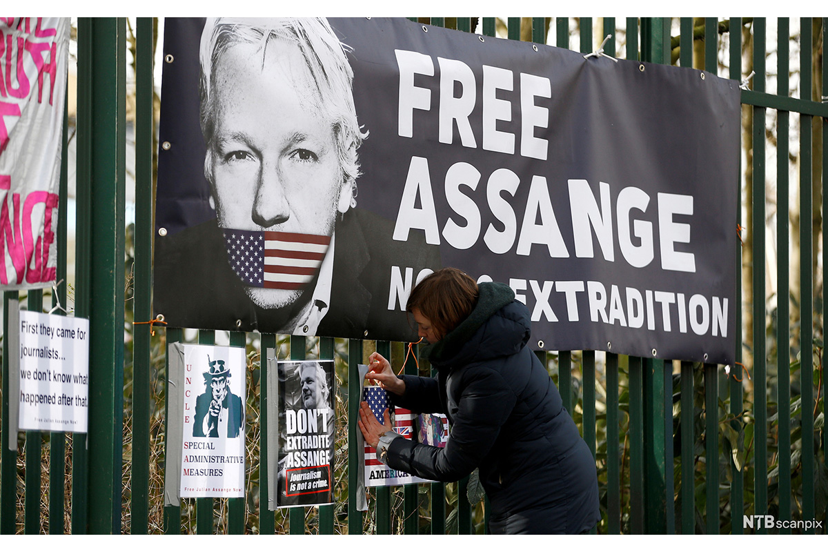 Artist Ai Weiwei Creates Homage to Julian Assange | Widewalls